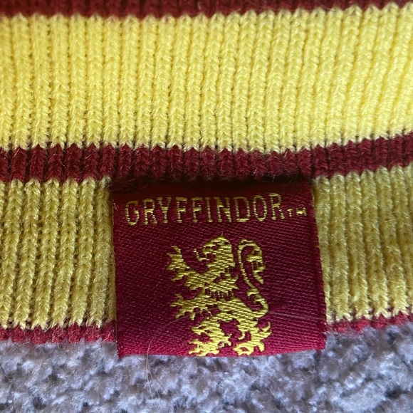 EUC Universal Studios Gryffindor Harry Potter Red Gold Cap Reversible Beanie - Picture 3 of 4